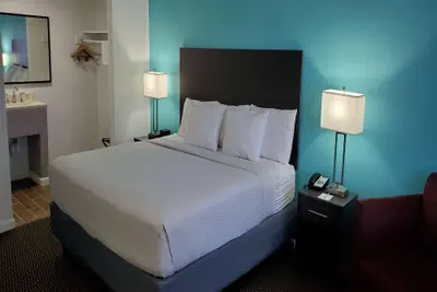 Photo 2 - Travelodge by Wyndham Livonia/Canton/Novi Detroit Area