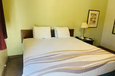 Photo 3 - Budget INN