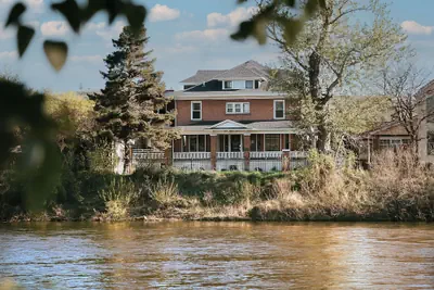 Photo 2 - Goldsmith's Riverfront Inn