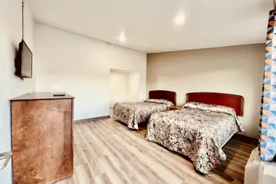 Photo 4 - The Express Inn