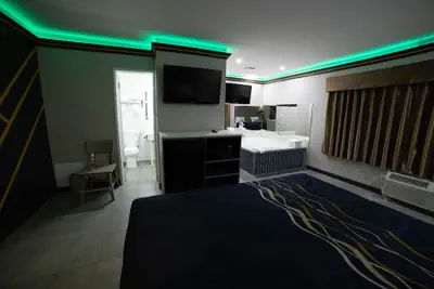 Photo 4 - Artesia Motor Inn
