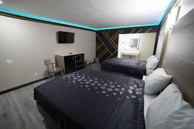 Photo 2 - Artesia Motor Inn
