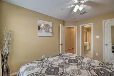 Photo 2 - 2,500 Sq Ft Townhome - Walk to Central River Oaks!