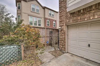 Photo 5 - 2,500 Sq Ft Townhome - Walk to Central River Oaks!