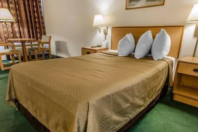 Photo 5 - Horseshoe Curve Lodge