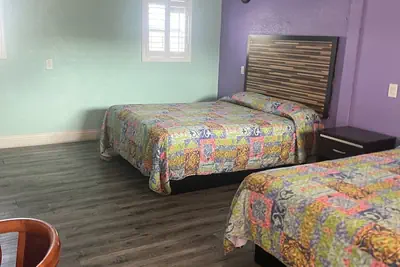Photo 4 - Economy Inn