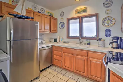 Photo 5 - Quiet Avalon Getaway Villa w/ Ocean View & Balcony