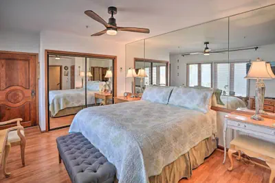 Photo 2 - Quiet Avalon Getaway Villa w/ Ocean View & Balcony