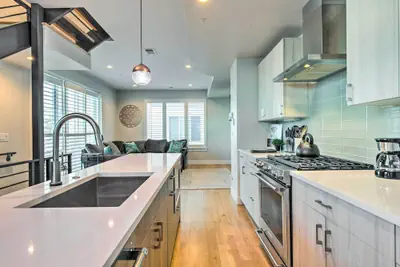 Photo 5 - Luxe Denver Townhome: Hot Tub + City Views!