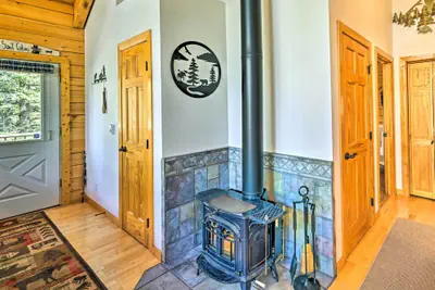 Photo 5 - Pet-friendly Jefferson Cabin w/ Deck & Views!