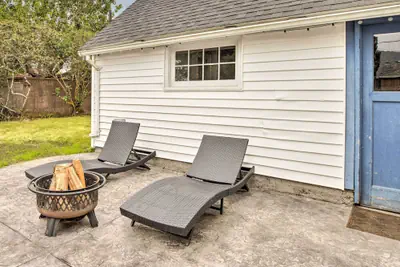 Photo 5 - Seaside Cottage With Hot Tub: Walk to the Beaches!