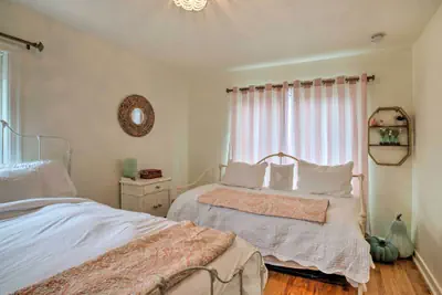 Photo 4 - Seaside Cottage With Hot Tub: Walk to the Beaches!