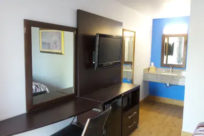 Photo 5 - Budget Inn Alexandria
