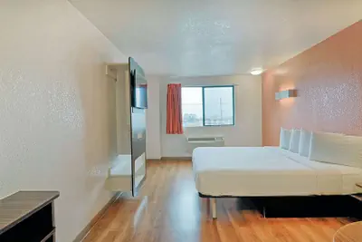 Photo 5 - Studio 6 Suites Los Angeles, CA - Los Angeles - LAX
