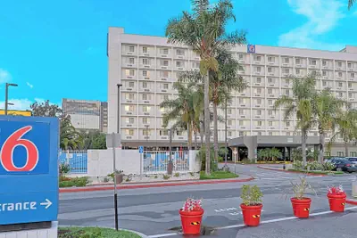 Photo 2 - Studio 6 Suites Los Angeles, CA - Los Angeles - LAX