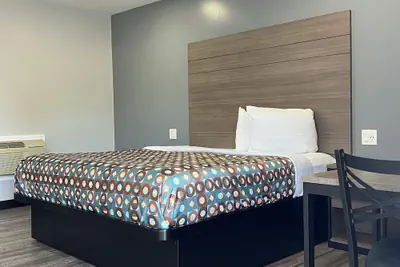 Photo 4 - Sunshine Motel