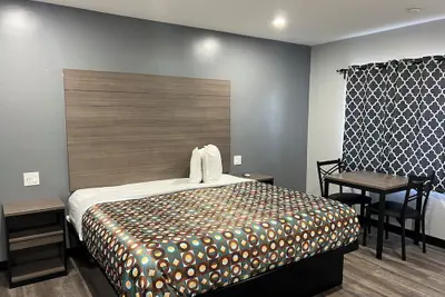 Photo 5 - Sunshine Motel