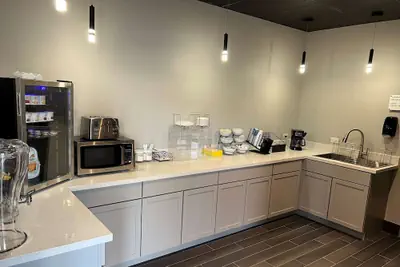 Photo 2 - Ramada by Wyndham Studio Suites Dothan
