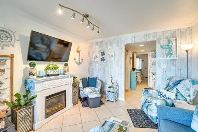 Photo 5 - Blue Water Beachfront Condo: 2 Mi to Skywheel!
