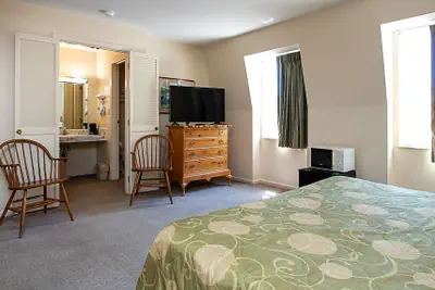 Photo 4 - Country Squire Inn & Suites