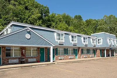 Photo 2 - Country Squire Inn & Suites