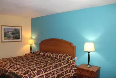 Photo 4 - Economy Inn Express