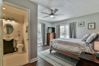 Photo 3 - 2 BR apt near Mtn to Sea Hiking Trail