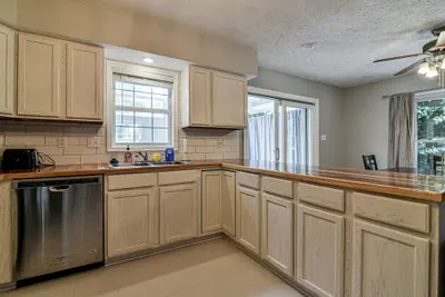 Photo 4 - 2 BR apt near Mtn to Sea Hiking Trail