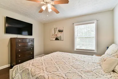 Photo 2 - 2 BR apt near Mtn to Sea Hiking Trail