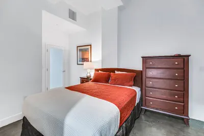 Photo 4 - Oneluxstay At HWH LA Downtown