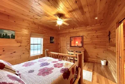 Photo 5 - Golden Bear - 5 Bedrooms, 3 Baths, Sleeps 10 5 Home by Redawning