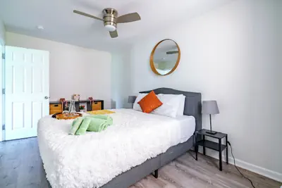 Photo 5 - Jungle House Modern Lofts – Arena District & Short North