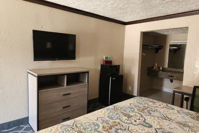 Photo 5 - Executive Inn