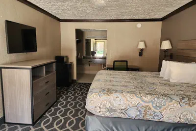 Photo 4 - Executive Inn