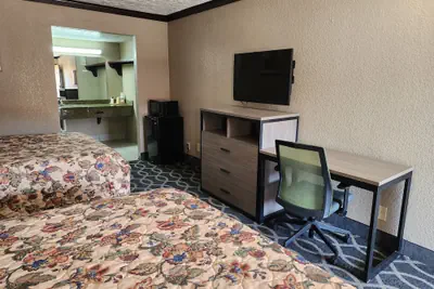 Photo 3 - Executive Inn
