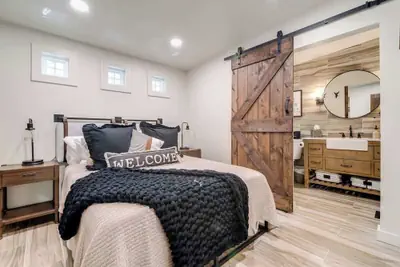 Photo 4 - Southern Charm - Near Main With Hot Tub