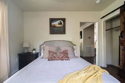 Photo 3 - Southern Charm - Near Main With Hot Tub