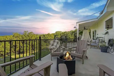 Photo 2 - Gorgeous Home With Hot Tub 5min From the River