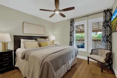 Photo 4 - Alcove: Steps to Main St.-high End Home W/hot-tub!