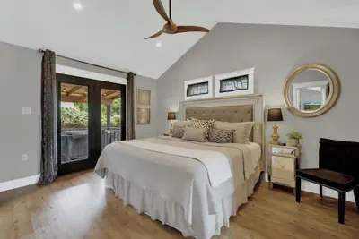 Photo 5 - Alcove: Steps to Main St.-high End Home W/hot-tub!