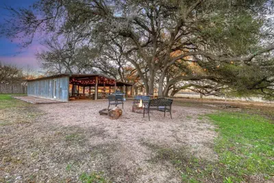 Photo 2 - Olive St Ranch With Hottub-grill and Party Barn