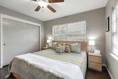 Photo 4 - Stylish Home - Lrg Yard With Games Grill & Hot Tub