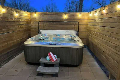 Photo 2 - Stylish Home - Lrg Yard With Games Grill & Hot Tub