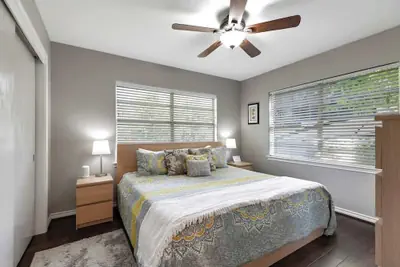 Photo 5 - Stylish Home - Lrg Yard With Games Grill & Hot Tub