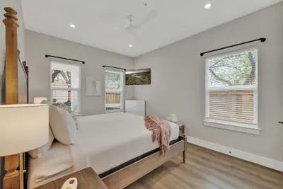 Photo 2 - The Grove D With Hot Tub & King Beds - Walk to Main