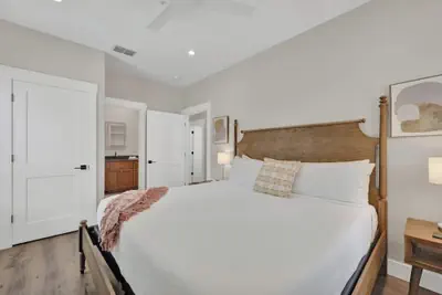 Photo 3 - The Grove D With Hot Tub & King Beds - Walk to Main