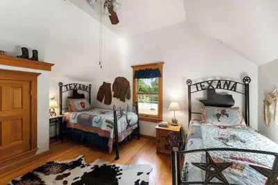 Photo 4 - Texas Charm Texana - 15 min Walk to Main