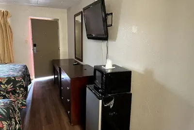 Photo 5 - Budget Plaza Motel