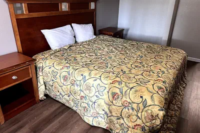 Photo 4 - Budget Plaza Motel