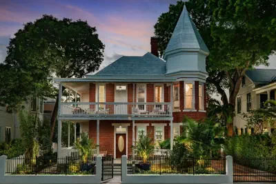 Photo 2 - Grand Maloney Hotel
